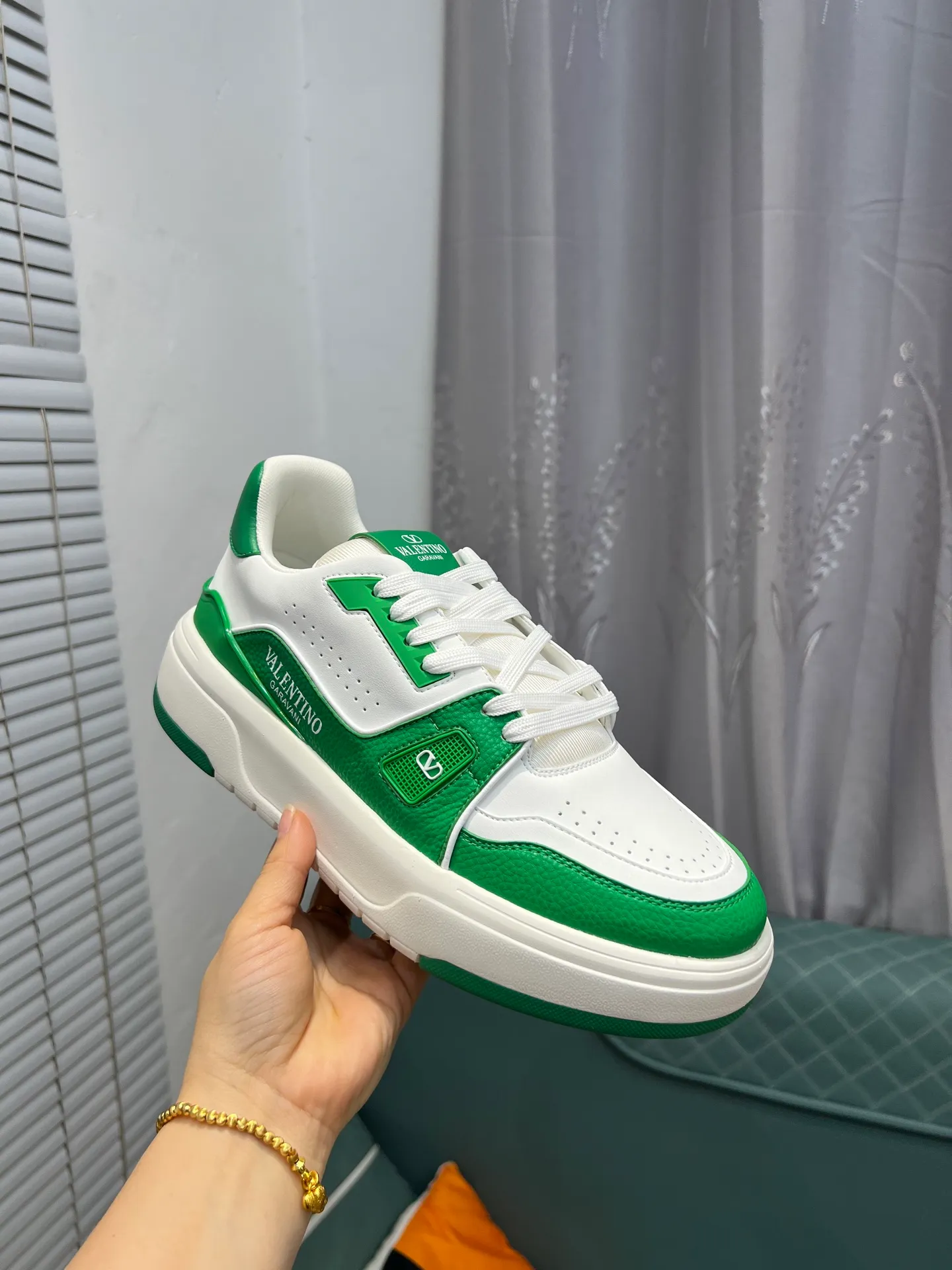Men's men's shoes 💰660 𝑽𝒂𝒍𝒆𝒏𝒕𝒊𝒏𝒐 Valentino 𝑶𝒏𝒆𝑺𝒕𝒖𝒅 Couple's sneaker series Valentino 2025 latest couple's sneakers, celebrity style, hot sale. The original ZP was purchased and dismantled. Repeated pattern making and modification. I strive to restore the original version 1:1! Top luxury masterpiece, soft and comfortable, combining fashion and leisure, bringing excellent elegant texture and excellent on-foot comfort. Top purchase version upper: imported calfskin surface/original oil edge craftsmanship. Inner: water-dyed cowhide lining. Outsole: original development 𝐓𝐏𝐔 two-color combination outsole. Packaging: original configuration complete package. Code number: 35-44 yards. 34.45 can be customized. Can be customized (self-labeled-no label) order.